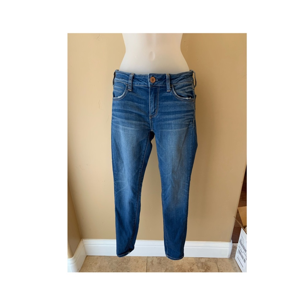 AEO American Eagle Outfitters Jeans. Size 4 short.